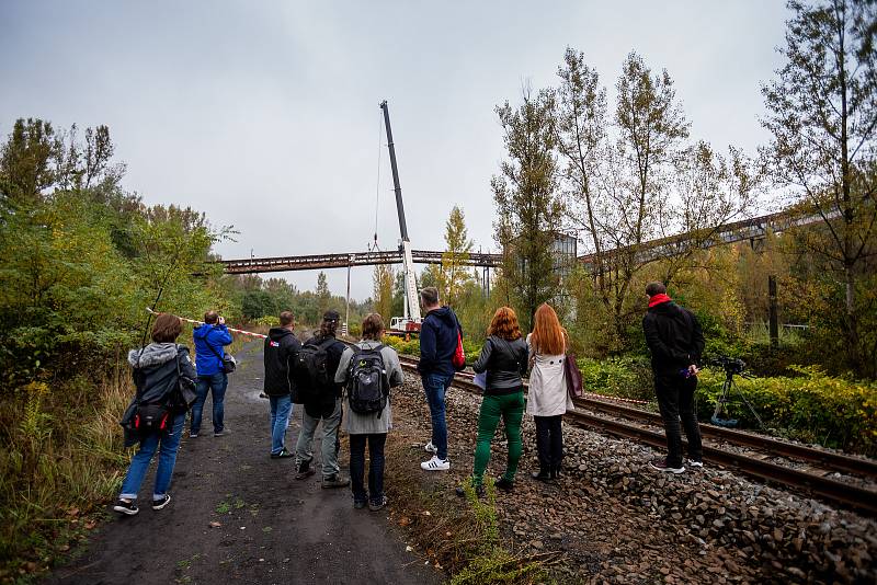 Bourání ocelového mostu, po kterém se dopravovala hlušina z úpravny Dolu Paskov na haldu v Řepištích na Frýdecko-Místecku, 7. října 2021.