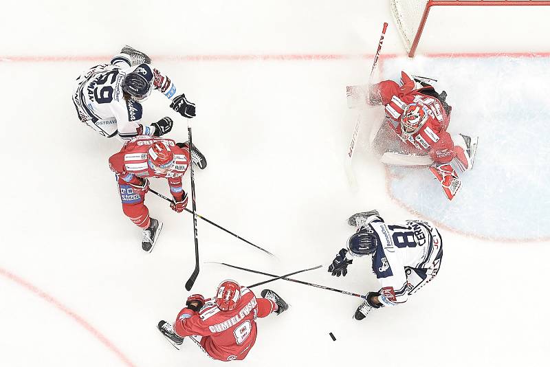 Utkání 7. kola hokejové extraligy: HC Vítkovice Ridera - HC Oceláři Třinec, 3. října 2019 v Ostravě. Na snímku (zleva) Tomáš Guman, Guntis Galvins, Aron Chmielewski, Tomáš Černý a brankář Třince Petr Kváča.