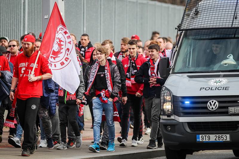 Čtvrtfinále play off hokejové extraligy - 3. zápas: HC Vítkovice Ridera - HC Oceláři Třinec, 24. března 2019 v Ostravě. Na snímku fanoušci Třince cestou na stadion.