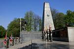 Kladení věnců u památníku Rudé armády v ostravských Komenského sadech při příležitosti 71. výročí osvobození Ostravy.