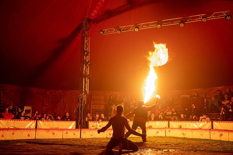 Představení Paranormal cirkusu Francesko Jung z Litvy na Dubině. 1. května 2022 v Ostravě.