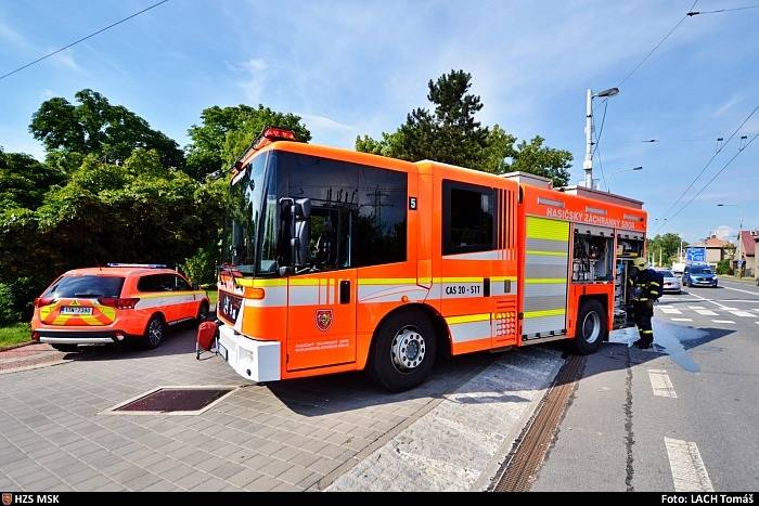 Řidič měl během jízdy cítit kouř, zastavil a jeho auto začalo hořet plamenem.