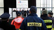Novou techniku za více než 330 milionů korun předali ve čtvrtek v Ostravě zástupci kraje Zdravotnické záchranné službě, Hasičskému záchrannému sboru a vybraným obcím kraje.