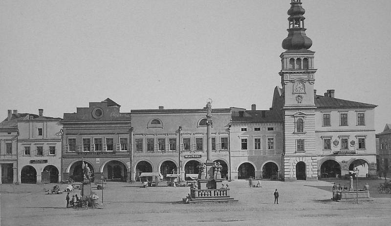 Takto vypadalo náměstí Moravské Ostravy koncem 19. století krátce před přestavbou domů. Od doby řádění cholery se zvlášť výrazně nezměnilo.