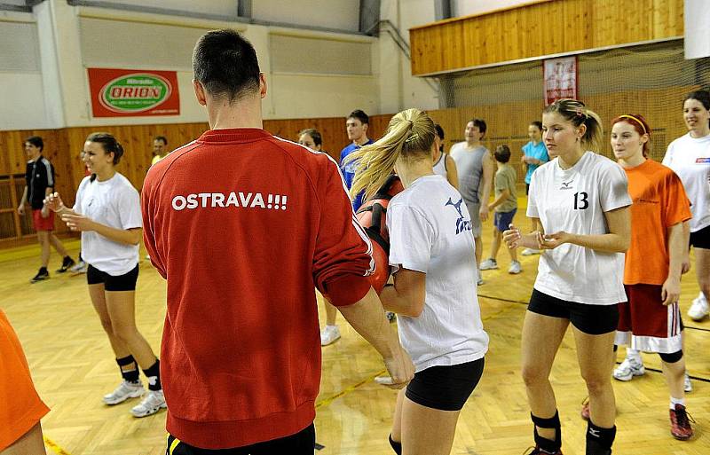 Společný trénink fanoušků a profesionálních volejbalistů v hale Sareza v Hrušovské ulici. 