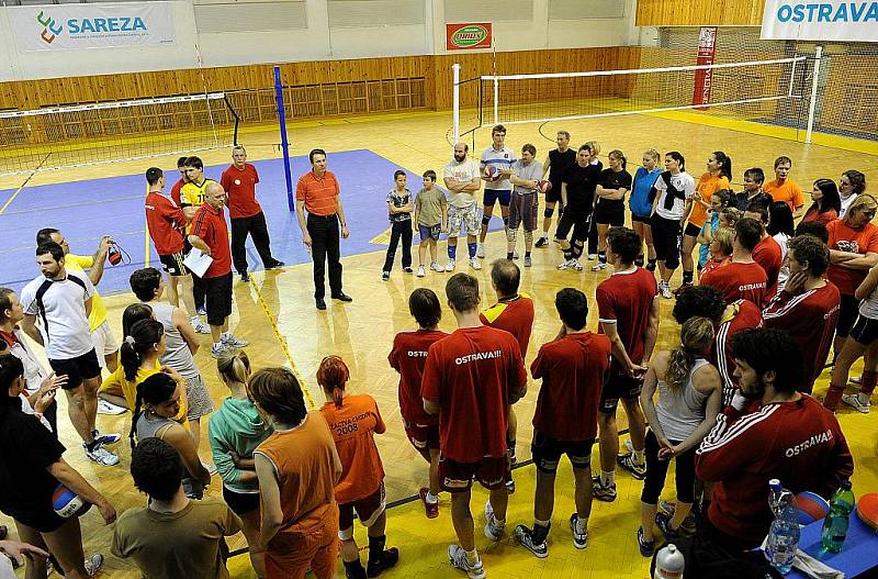 Společný trénink fanoušků a profesionálních volejbalistů v hale Sareza v Hrušovské ulici. 