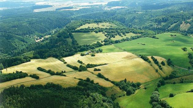Jantarová stezka – keltské oppidum Staré Hradisko z letadla, centrum moravské části trasy.