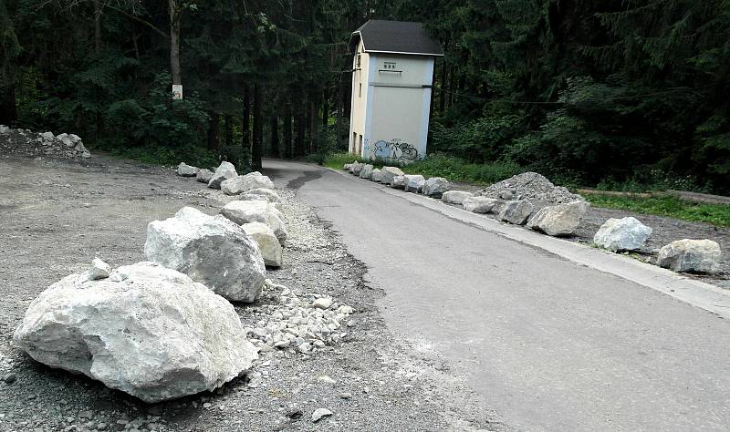 Opatření lesáků proti parkování u transformátoru nad Ostravicí a v jeho okolí.