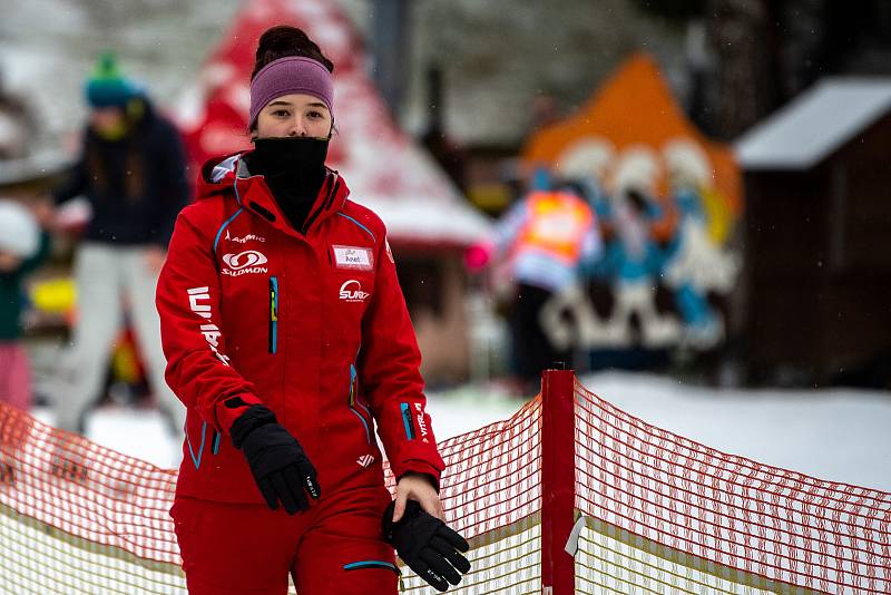 Poslední den otevření sjezdovek. Od 27. prosince musí provozovatelé ukončit provoz lyžařských vleků kvůli vládnímu opatření v souvislosti s pandemií Covid-19. 26. prosince 2020 na Bílé.