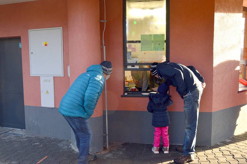 Možný nákup drobných jídel, kávy, cukrovinek.