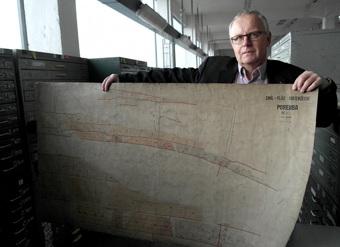 Důlní mapy by se měly stát součástí historického dědictví. Na snímku je vedoucí archivu Lubor Veselý.