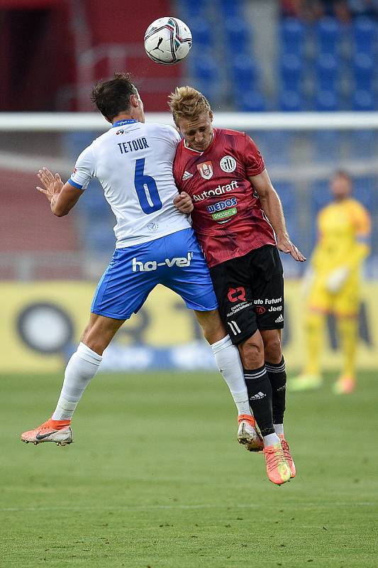 Utkání 2. kola první fotbalové ligy: FC Baník Ostrava - SK Dynamo České Budějovice, 28. srpna 2020 v Ostravě. Zleva Daniel Tetour z Ostravy a Patrik Čavoš z Českých Budějovic.