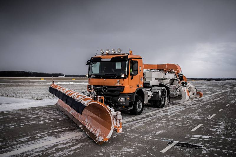Uklidit sněhu z letištních ploch. Letiště v Mošnově disponuje deseti stroji zimní údržby.