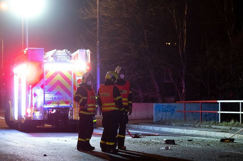 Nehoda vozidla zn. Porsche ve večerních hodinách na ulici Plzeňská, vedle tramvajové zastávky Dolní směr Ferona. 12. března 2021 v Ostravě.