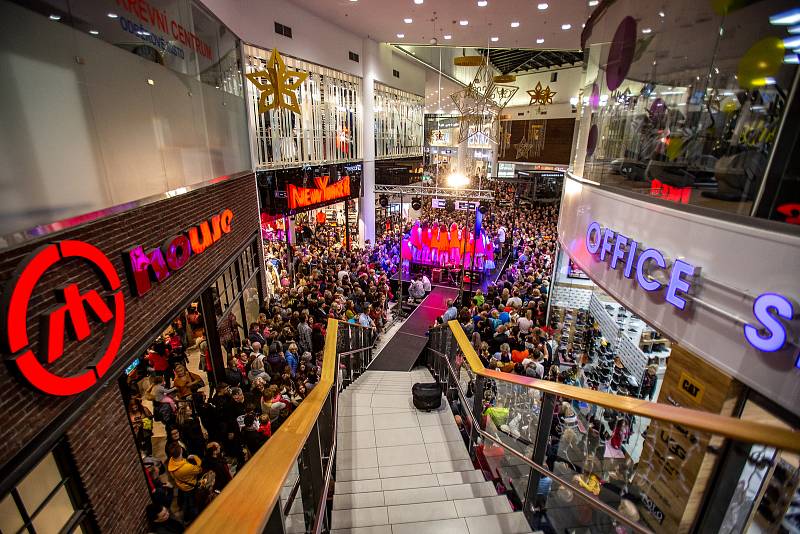 Ewa Farna rozsvítila vánoční strom v obchodním centru Avion Shopping Park, 16. listopadu 2019 v Ostravě.