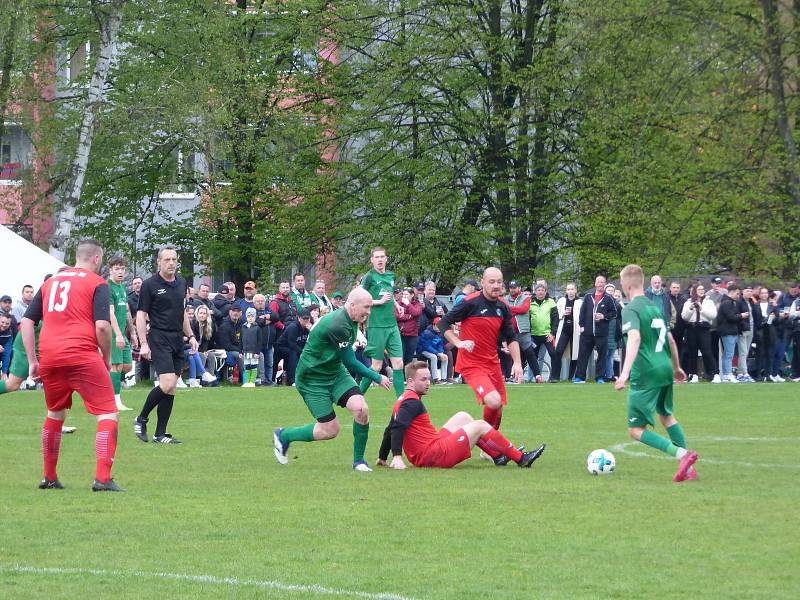 Fotbalisté Staré Bělé (v zeleném) zvítězili ve středečním finále Poháru MěFS Ostrava nad Ostravou-Jih 3:1.