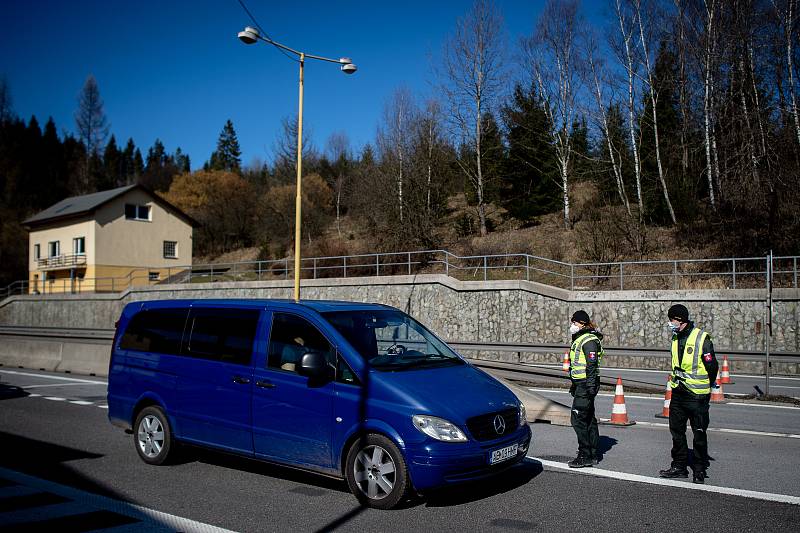 Mimořádná opatření 13. března 2020 na hraničním přechodu Mosty u Jablunkova-Svrčinovec kde slovenští policisté kontrolují dodržování rozhodnutí nařízení Slovenské vlády o uzavření hranic. Na Slovensko budou vpuštěni pouze lidé kteří mají trvalý nebo přech