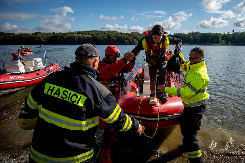 Taktické cvičení složek IZS - plošná evakuace více než 300 školáků a učitelů při povodních pomocí člun, 4. října 2019 na Těrlicku.