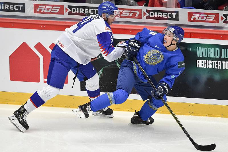 Mistrovství světa hokejistů do 20 let, skupina A: Slovensko - Kazachstán, 27. prosince 2019 v Třinci. Na snímku (zleva) Dominik Jendek a Madi Dikhanbek.
