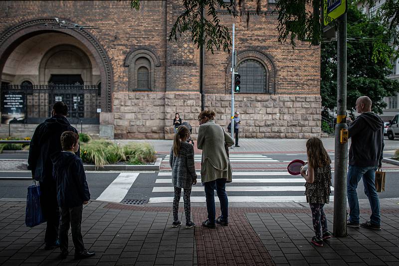 Poslední školní den a rozdání vysvědčení na základní škola Ostrčilova v Ostravě. Žáci ZŠ musí mít povinně roušky při vstupu do budovy školy, jako opatření k šíření koronavirového onemocnění COVID-19.