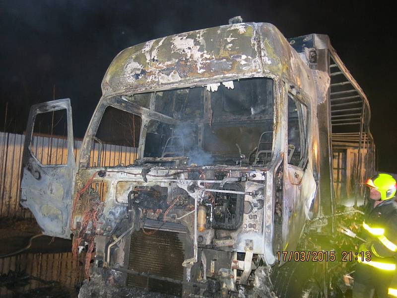 Škodu za přibližně půl milionů korun způsobily plameny, které v úterý v noci zachvátily nákladní vůz s přívěsem zaparkovaný v Lihovarské ulici v Ostravě-Kunčičkách.