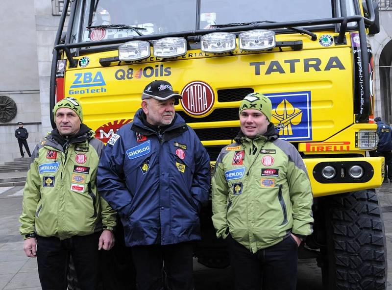 Aleš Loprais vyjel v tatrovce se svým týmem v úterý od Nové radnice v Ostravě na start nadcházející Rallye Dakar, která se ovšem pojede v Jižní Americe