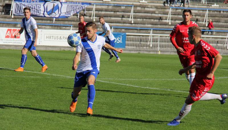 Fotbalisté Uherského Brodu (v červených dresech) prohráli na hřišti ve Frýdku-Místku 0:1. Foto: www.mfkfm.cz