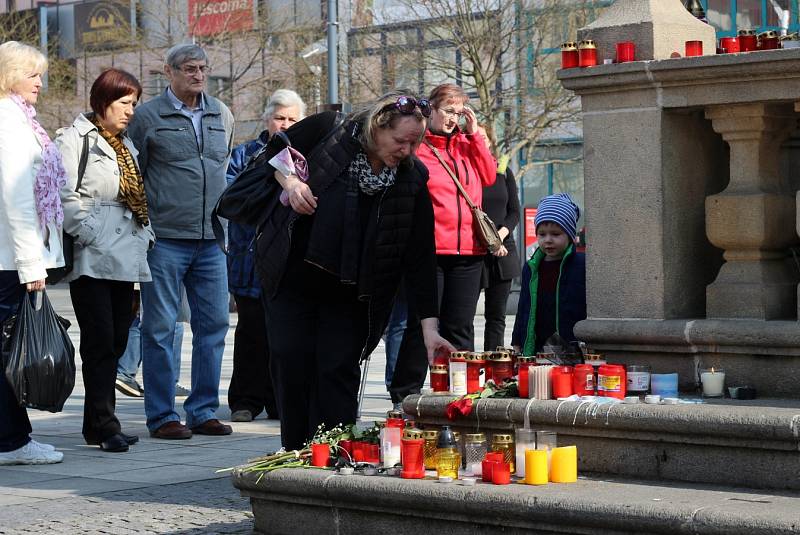 Lidé vytvořili pietní místo Věře Špinarové na Masarykově náměstí v Ostravě. 