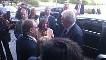 Miloš Zeman s první dámou po příjezdu ke krajskému úřadu. Před vchodem ho přivítá hejtman Miroslav Novák s manželkou.