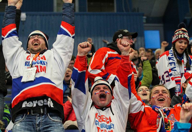 Olympijský festival u Ostravar arény.Fanoušci fandí při hokejovém utkání mezi Českem a Kanadou