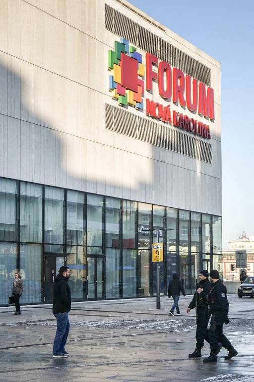 Obchodní centrum Forum Nová Karolina chrání betonové zátarasy. 