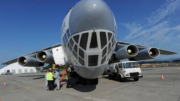 Velké transportní letadlo Iljušin IL 76 v pondělí vpodvečer přiletělo na mošnovské letiště pro dva ropovodní ventily, které vyrobila společnost MSA z Dolního Benešova.