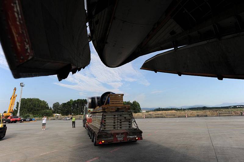 Velké transportní letadlo Iljušin IL 76, které do Mošnova v roce 2010 přiletělo pro dva ropovodní ventily vyrobené společností MSA z Dolního Benešova.