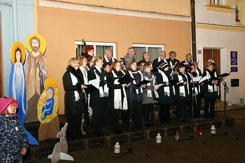 K akci Česko zpívá koledy se letos poprvé připojili také v Bílovci, kde se zpíváním pomohly děti ze souboru Kulíšek a soubor Rozmarýnka. 