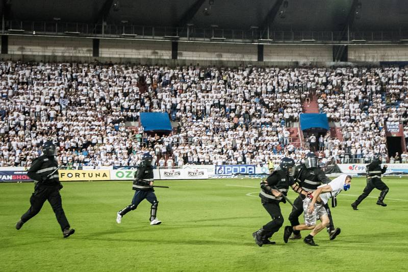 Utkání Fotbalové národní ligy mezi Ostravou a Opavou bylo v 17. minutě přerušeno poté, co fanoušci vtrhli na hrací plochu.