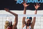 Ženy: Zápas o 3. místo USA - Nizozemsko. FIVB Světové série v plážovém volejbalu J&T Banka Ostrava Beach Open, 2. června 2019 v Ostravě. Na snímku (zleva) Kerri Walsh Jennings (USA), Madelein Meppelink (NED).