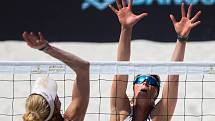 Ženy: Zápas o 3. místo USA - Nizozemsko. FIVB Světové série v plážovém volejbalu J&T Banka Ostrava Beach Open, 2. června 2019 v Ostravě. Na snímku (zleva) Kerri Walsh Jennings (USA), Madelein Meppelink (NED).