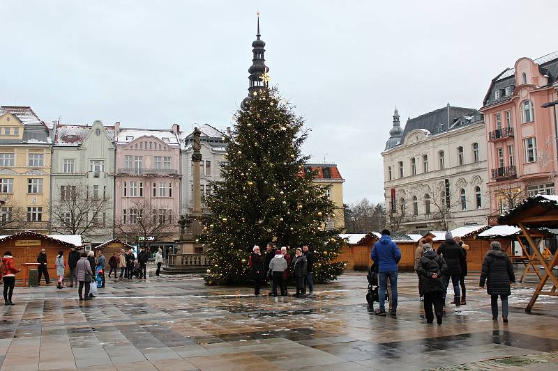 Zatímco Masarykovo náměstí v Ostravě zelo v sobotu 27. listopadu 2021 odpoledne kvůli zákazu pořádání adventních trhů téměř prázdnotou, v nákupních centrech byly stovky lidí.