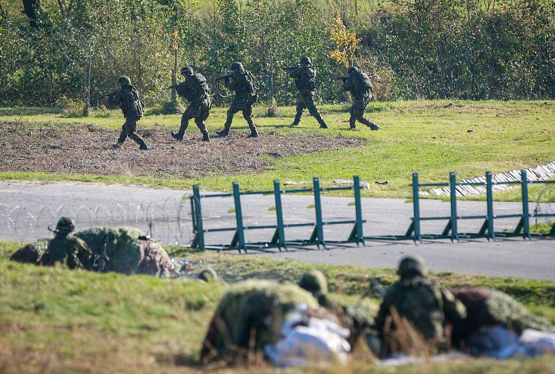 Krajské vojenské velitelství Ostrava v úterý pořádalo mediální den s ukázkami likvidací nepřítele při přepadeních, léčkách, ale i dalších akcích „militantních skupin“ vyslaných k destabilizaci bezpečnostní situace v zemi.