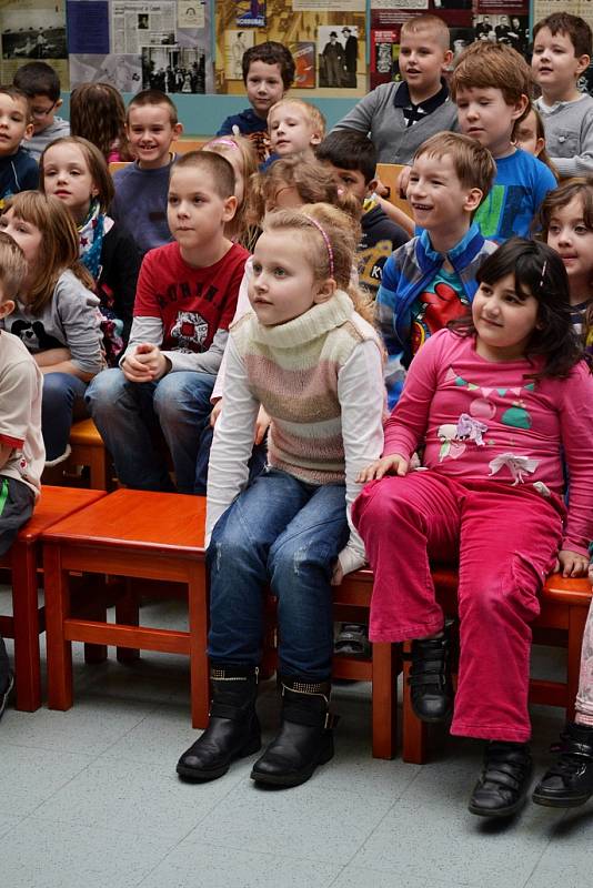 Pasování prvňáčků z ostravské Základní školy Generála Janka na čtenáře se konalo ve fifejdské knihovně. Pro děti bylo připraveno i krátké divadelní představení.  