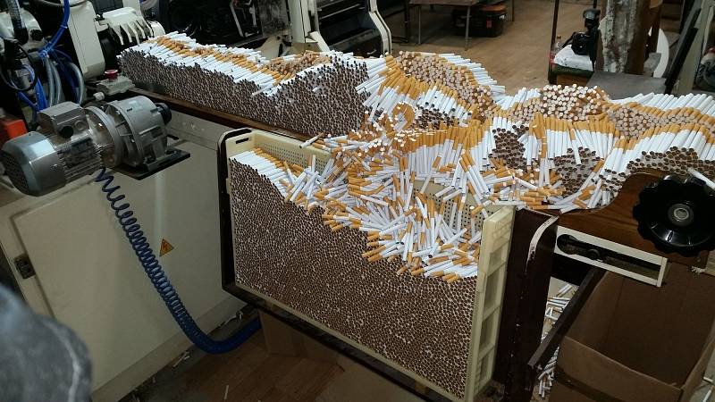 Daňová Kobra odhalila skupiny, které nelegálně zpracovávaly tabák. Policisté a celníci našli i miliony kusů cigaret.