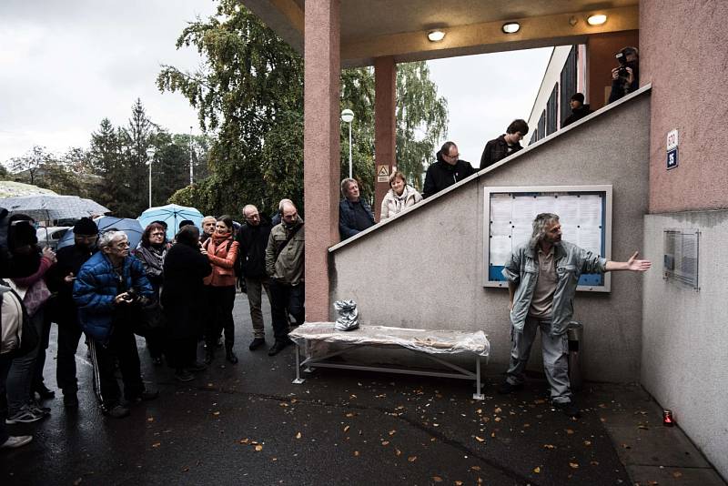 Odhalená lavička Ferdinanda Vaňka před vězením v Ostravě je poctou k nedožitým 80. narozeninám prezidenta Václava Havla.