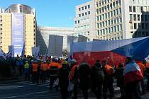 Proti dovozu levné oceli z Číny protestovali v Bruselu i zaměstnanci a šéfové firem z Třineckých železáren, ArcelorMittalu Ostrava a Vítkovice Steel.
