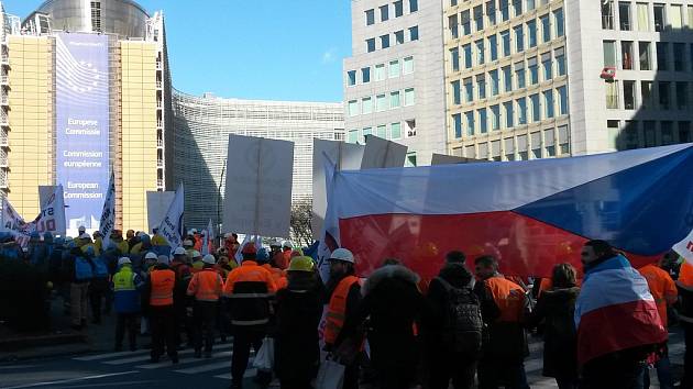 Proti dovozu levné oceli z Číny protestovali v Bruselu i zaměstnanci a šéfové firem z Třineckých železáren, ArcelorMittalu Ostrava a Vítkovice Steel.