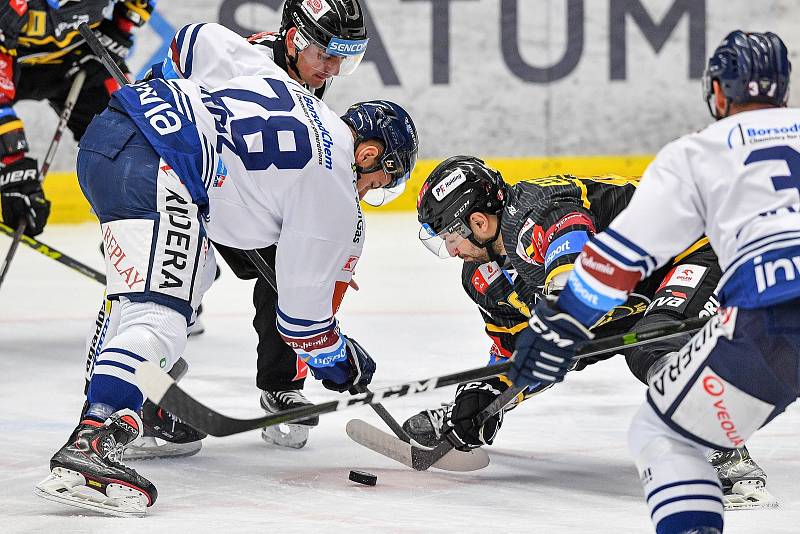 Utkání 40. kola hokejové extraligy: HC Vítkovice Ridera - HC Litvínov, 22. ledna 2023, Ostrava. (zleva) Rostislav Marosz z Vítkovic a Giorgio Estephan z Litvínova.