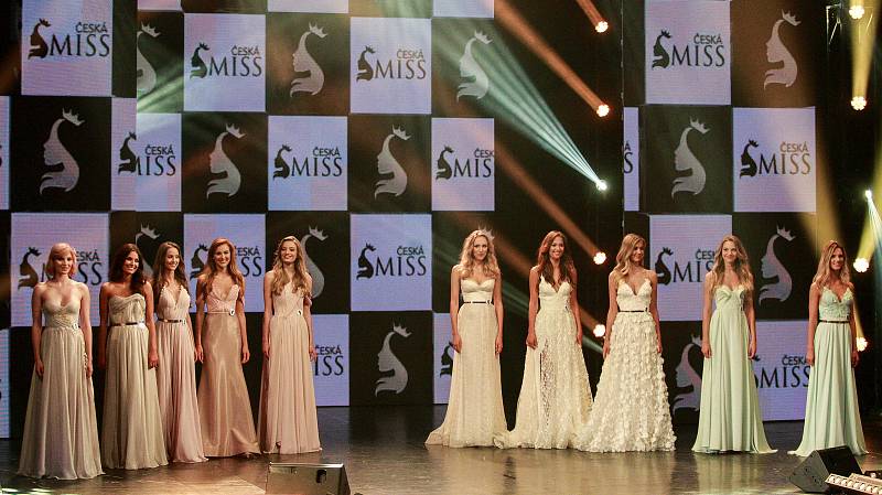 Vyhlášení české Miss 2018 v Gongu.Zleva Amálie Sloupenská, Aneta Mitušinová, Nikola Bechyňová, Jana Šišková, Tereza Křivánková, Tereza Havlová, Lea Šteflíčková, Mariana Bečková, Nikola Hemzalová, Lucie Korubová