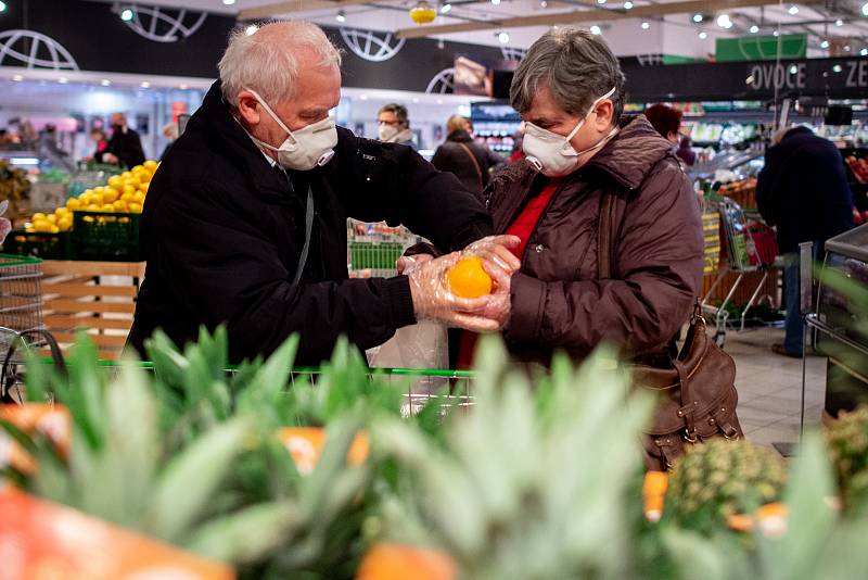 Senioři při nákupech v supermarketu Globus v Ostravě.