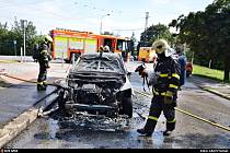 Řidič měl během jízdy cítit kouř, zastavil a jeho auto začalo hořet plamenem.