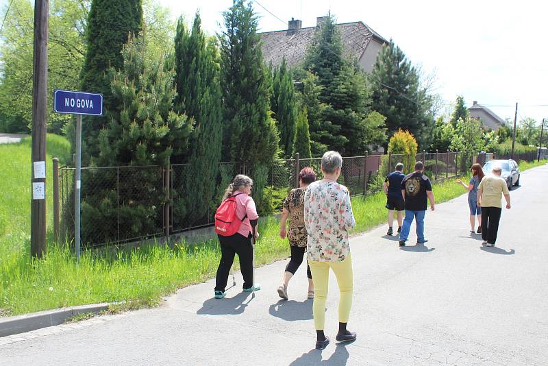 Usedlíkům v Ostravě-Kunčicích (jejich část na snímku) se nelíbí záměr výstavby skladovací haly a kácení toho mála lesního porostu, který v okolí je. Obávají se také zvýšení frekvence nákladní dopravy a skladování stavebního materiálu.