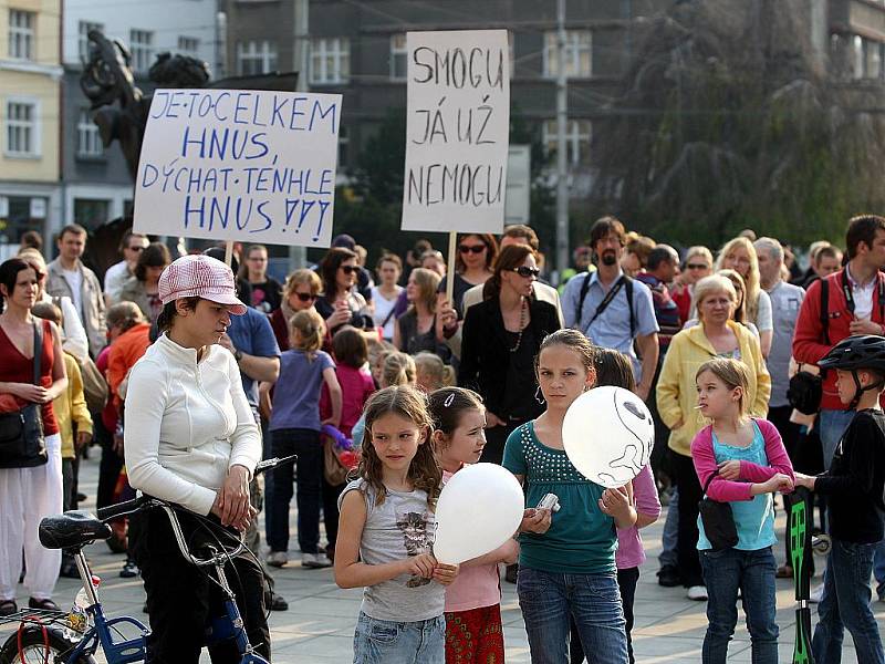 Čtvrteční happening před Novou radnicí: Lidé v Ostravě se poprvé vysmáli smogu.